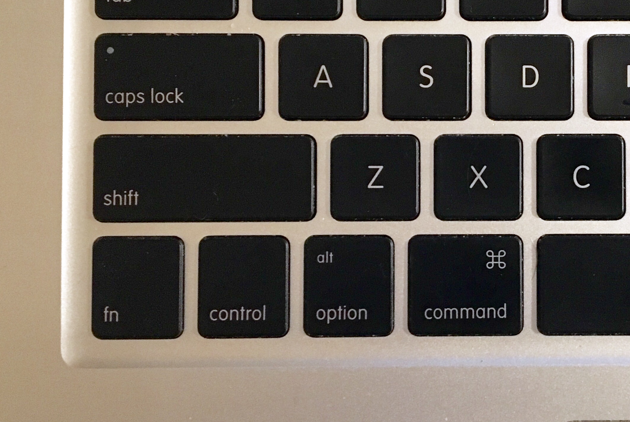 Alt option. Shift на клавиатуре Mac. Клавиша шифт лок на клавиатуре. Клавиша option на Mac. Клавиша оптион на Мак.